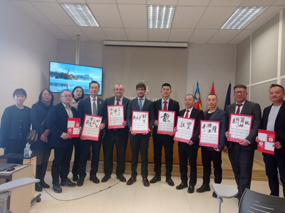 Juan Carlos Caballero junto a una representación de empresarios chinos de Valencia